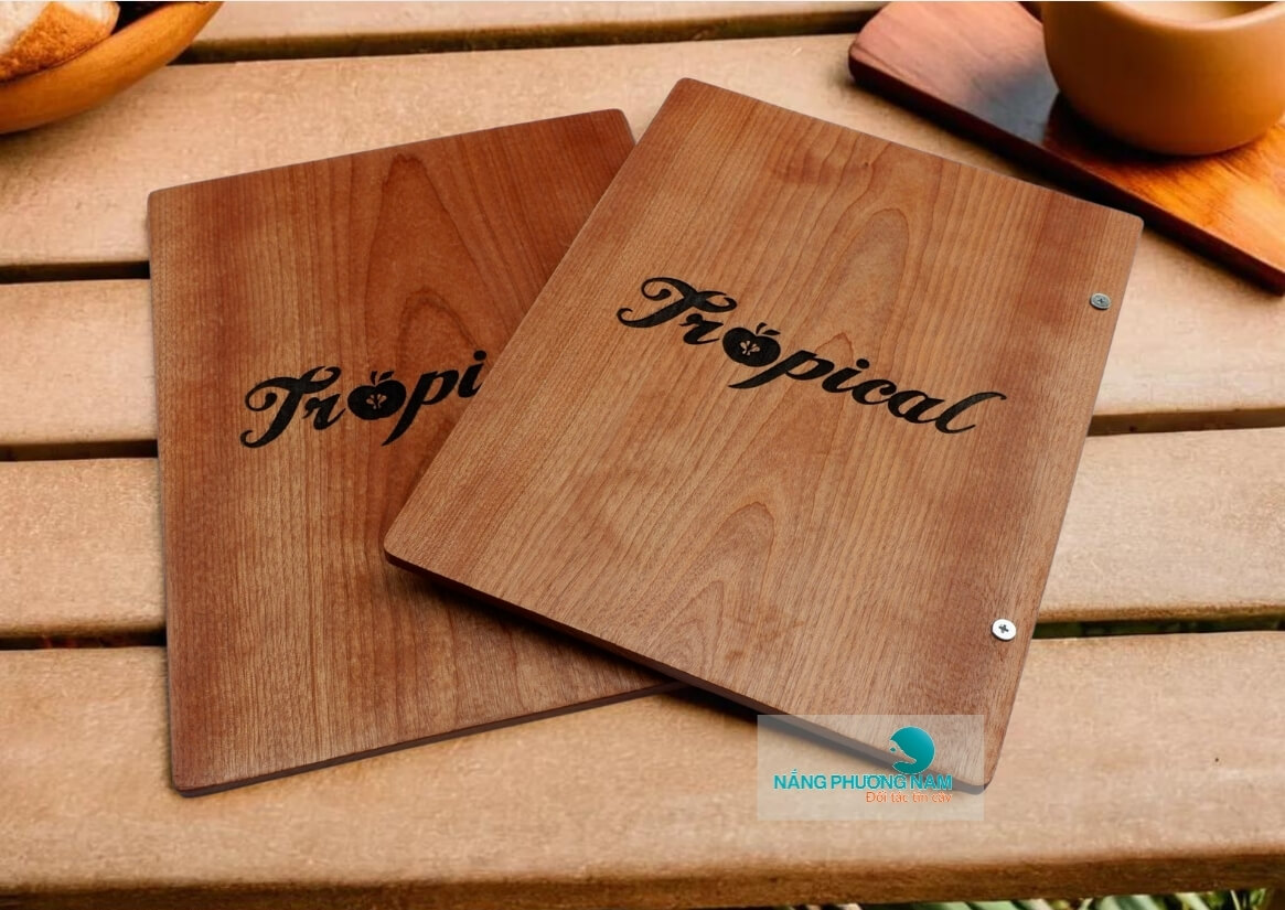 bia-go-kep-menu-cam-tay Menu gỗ nhà hàng Tropical