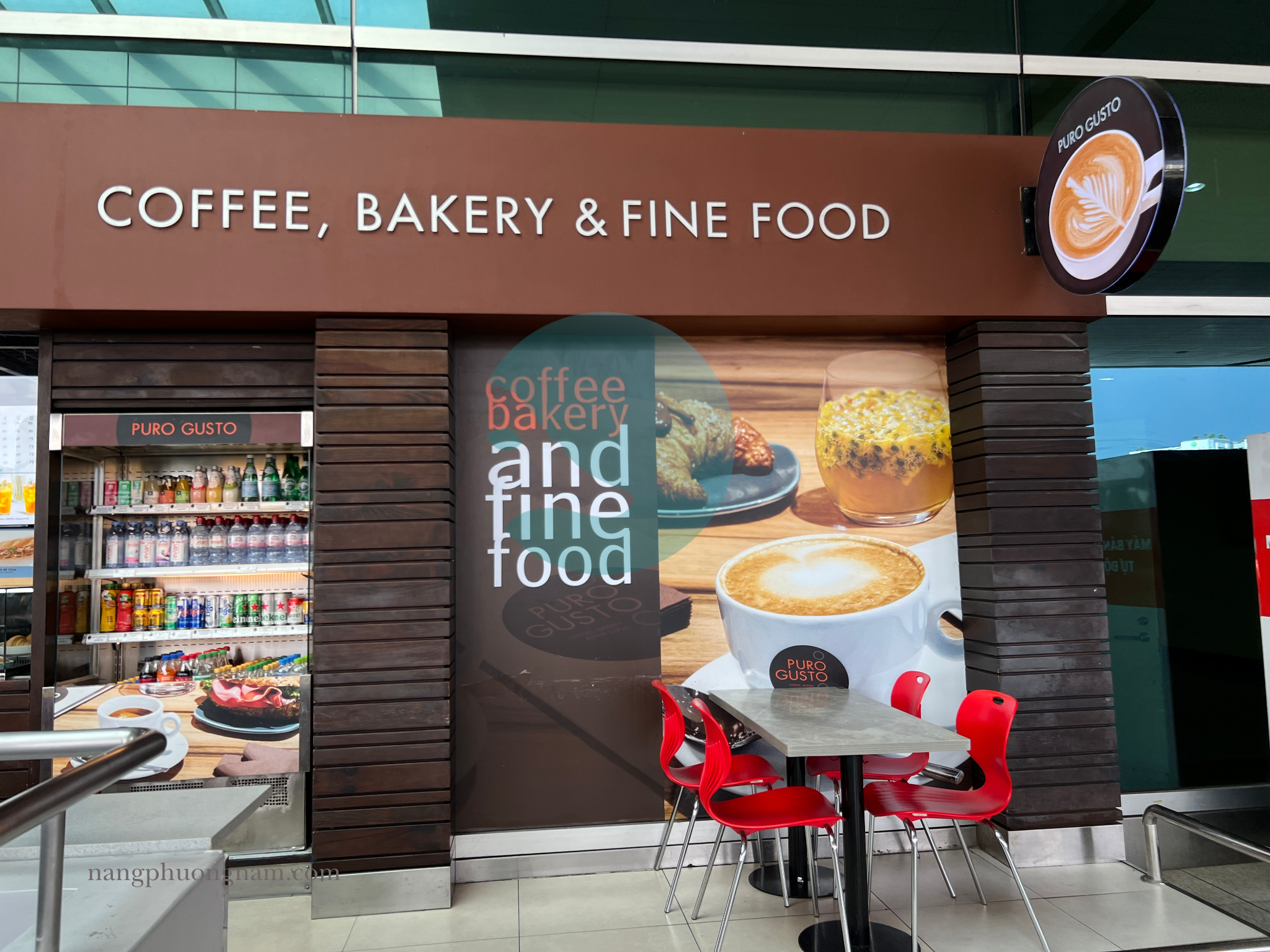 bien quang cao thuong hieu Puro Gusto tai san bay