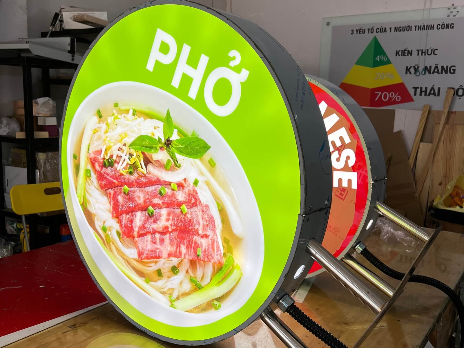 bien-vay-cho-nha-hang Bảng hiệu tròn bằng mica