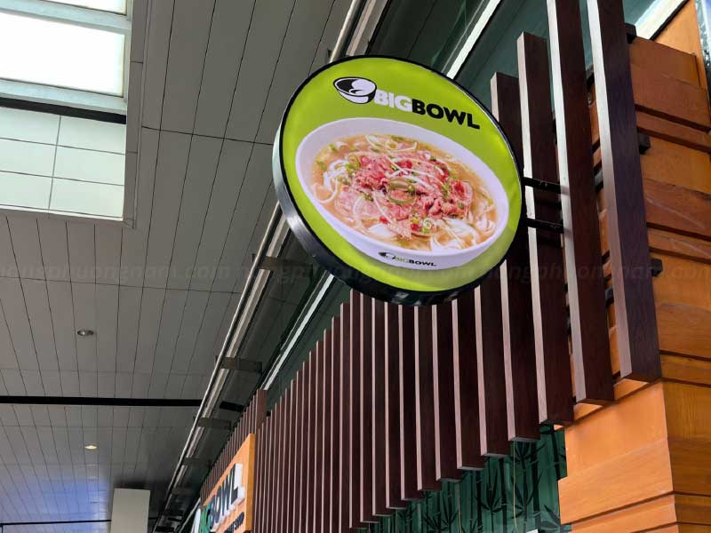 bien-vay-quang-cao-bang-mica Biển vẫy, hộp đèn quảng cáo tại sân bay