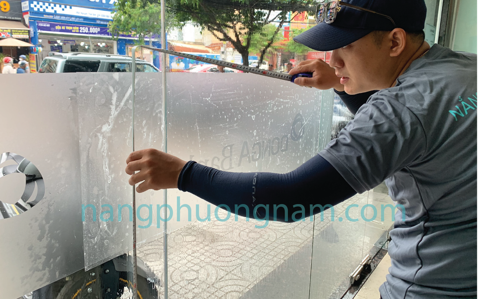 cách dán decal kính - lật decal dán và căn chỉnh cách dán decal kính - lật decal dán và căn chỉnh