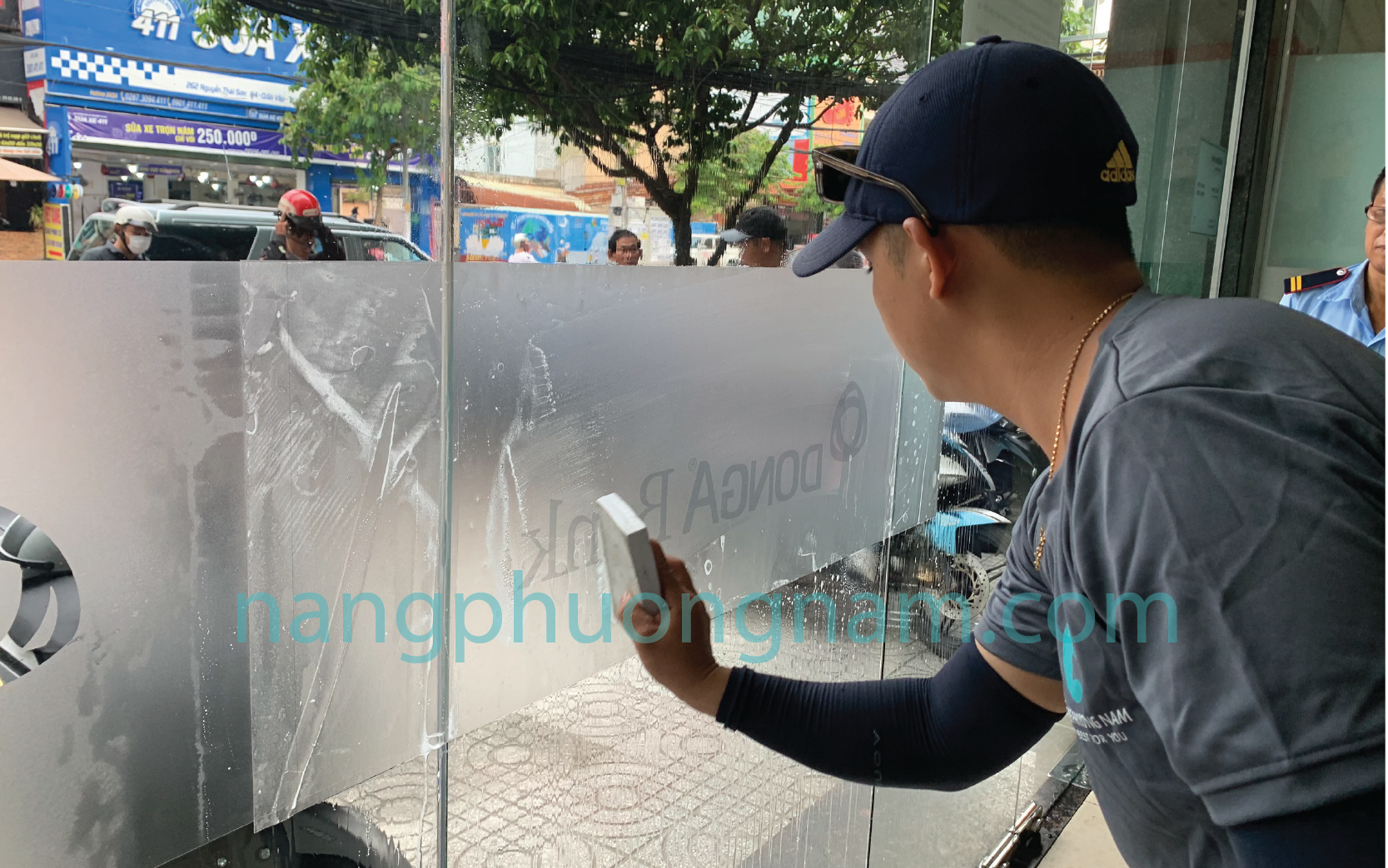 cách dán decal kính - vuốt khô nước cách dán decal kính - vuốt khô nước