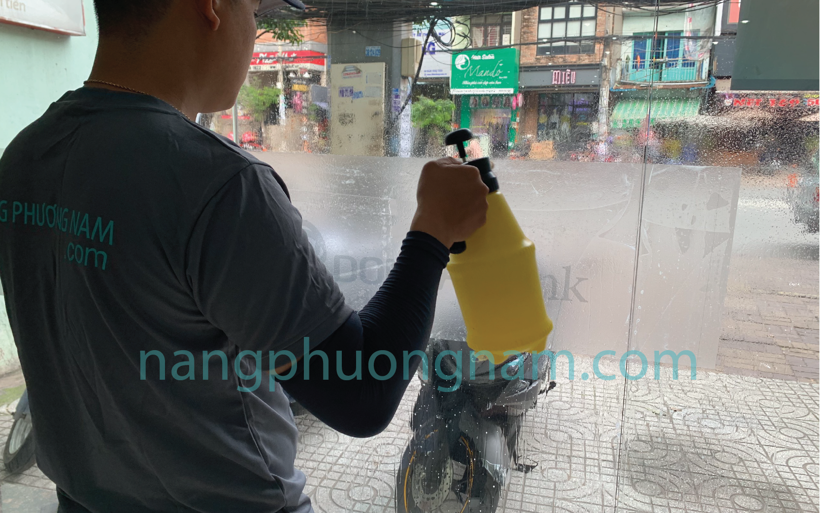 cách dán decal kính - xịt nước lên bề mặt keo decal cách dán decal kính - xịt nước lên bề mặt keo decal