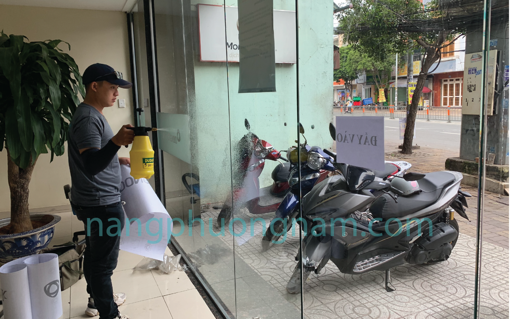 cách dán decal kính - xịt nước lên bề mặt kính cách dán decal kính - xịt nước lên bề mặt kính