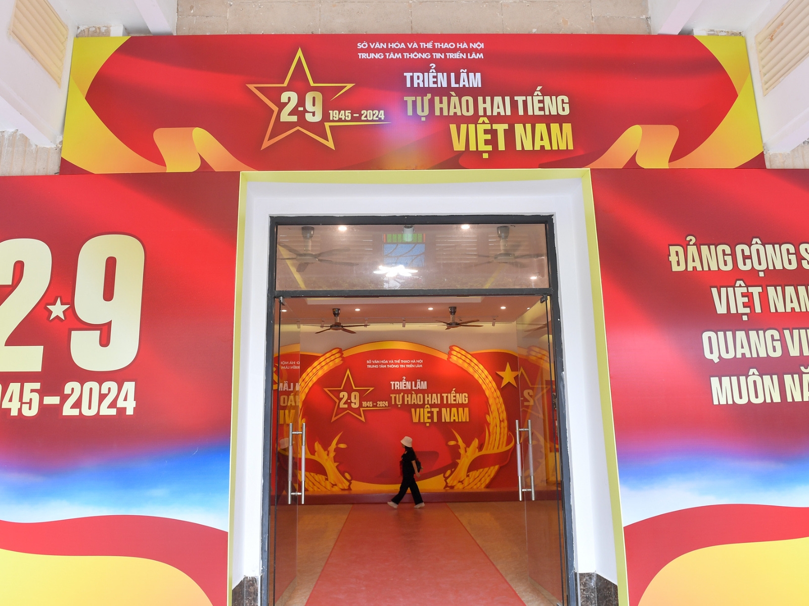 dan-decal-backdrop-29 Decal dán trang trí sự kiện chào mừng ngày Quốc Khánh 2/9