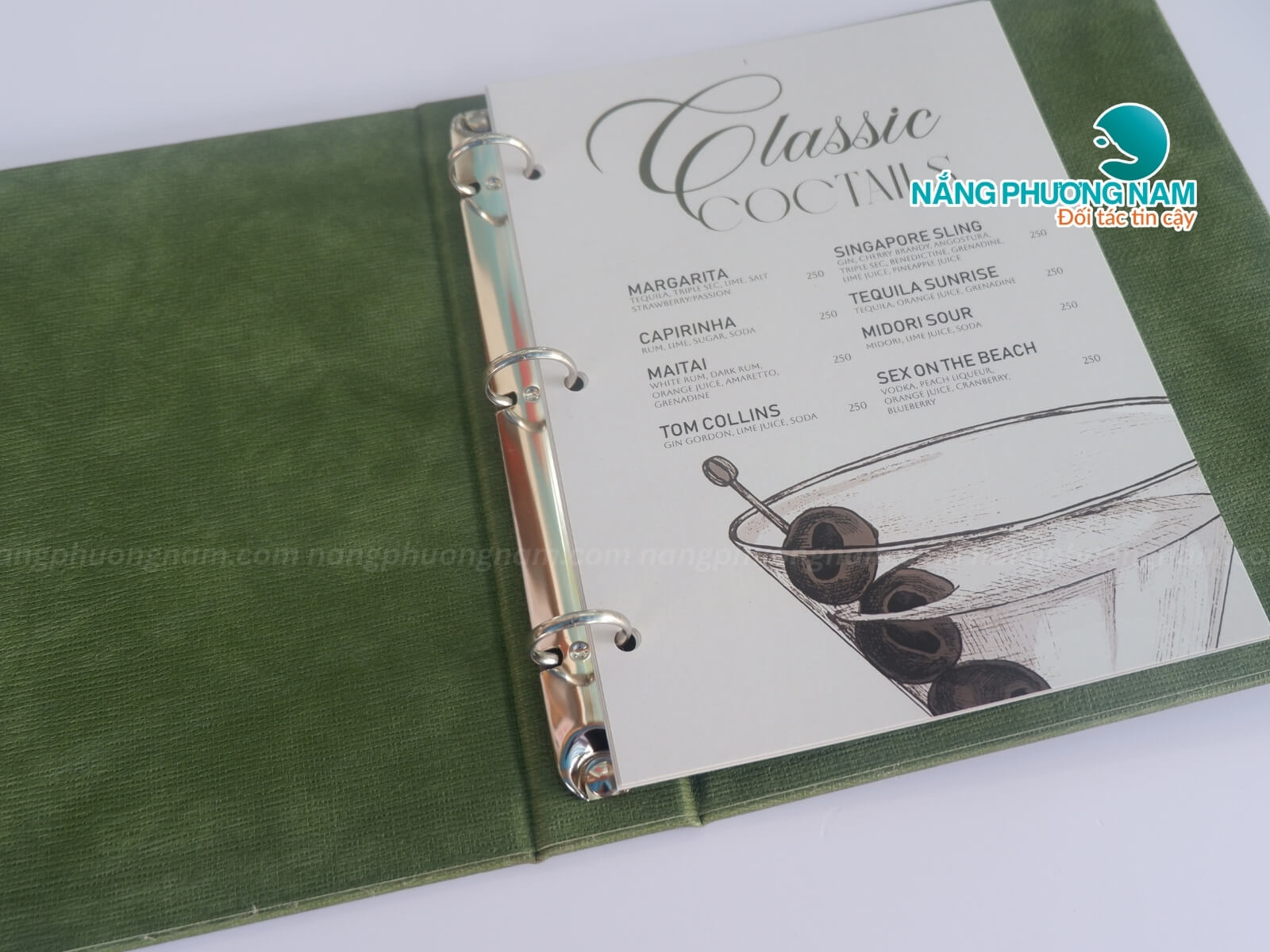 don-vi-in-menu-quan-nuoc Cận cảnh cuốn menu bìa da gáy còng inox