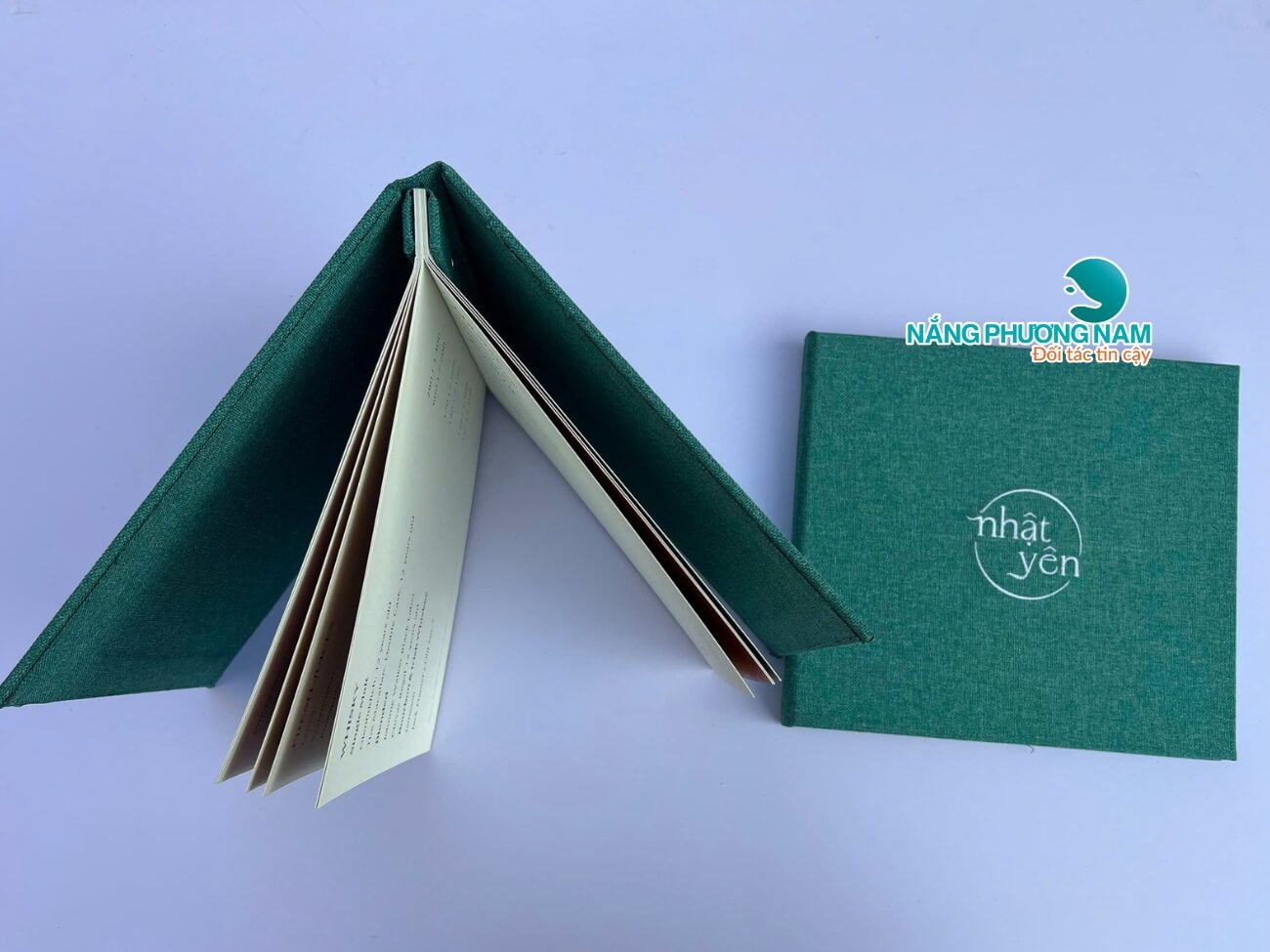 gia-in-menu-vai-linen Mẫu menu bìa vải thêu logo Nhà Hàng Nhật Yên