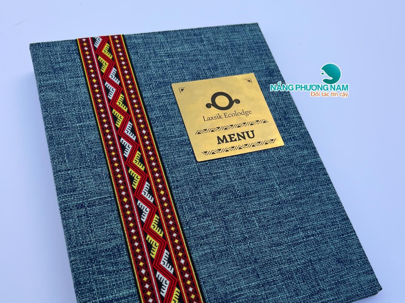 gia-in-menu-vai-logo-inox-khac-laser Mẫu menu bìa vải logo inox khắc laser
