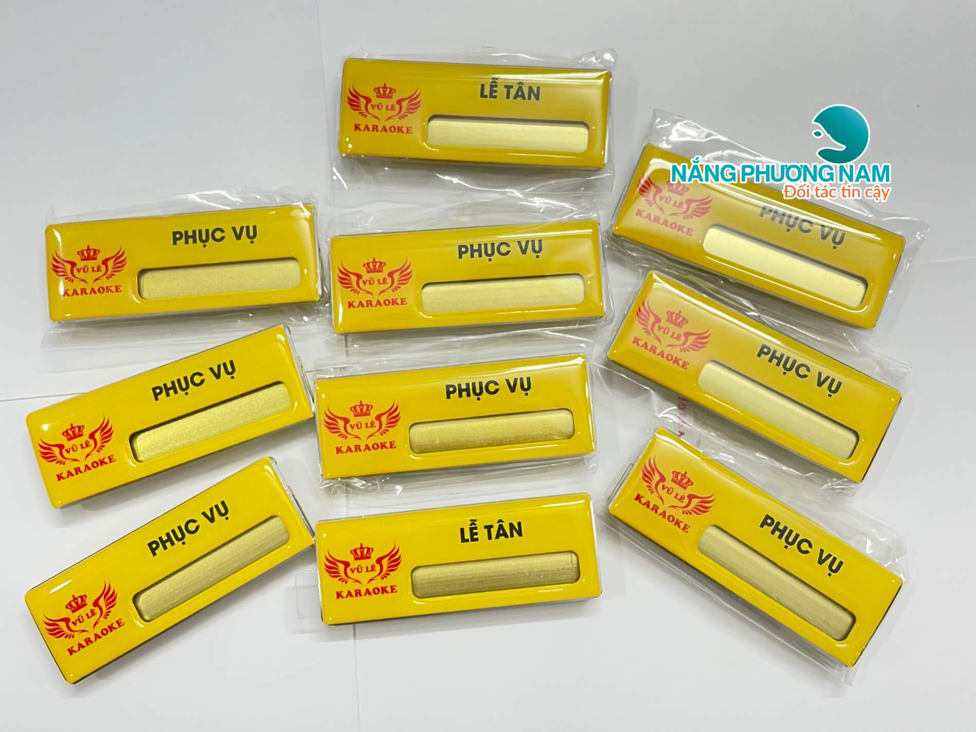 in-an-bang-ten-nhan-vien Thẻ bảng tên nhân viên, phục vụ, lễ tân