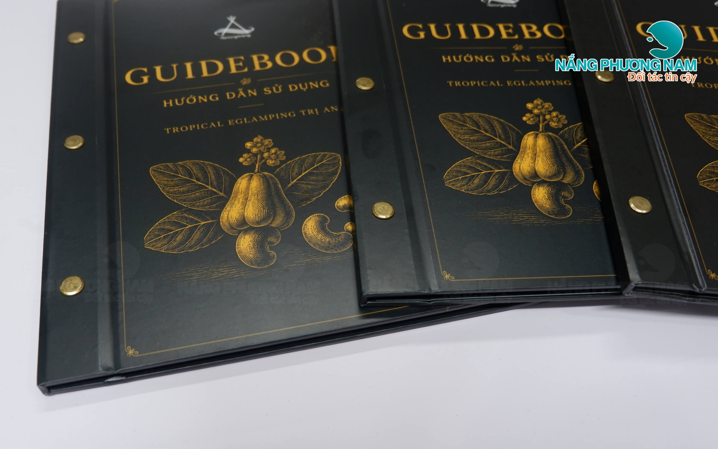 in-menu-bia-cung-cuon-guidebook Mẫu menu bìa cứng đóng gáy ốc đẹp, chắc chắn