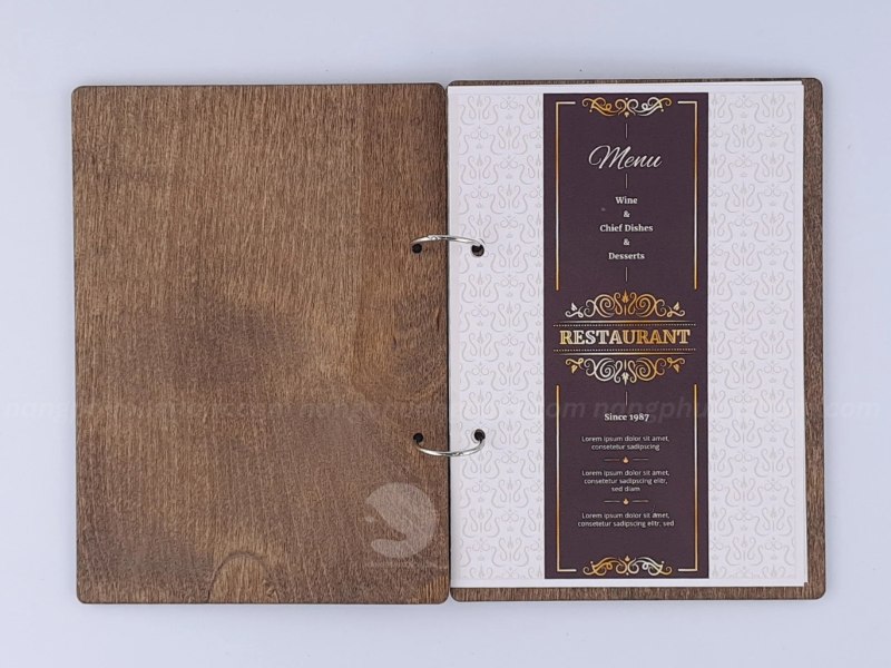 in-menu-bia-go Mẫu menu bìa gỗ gáy còng