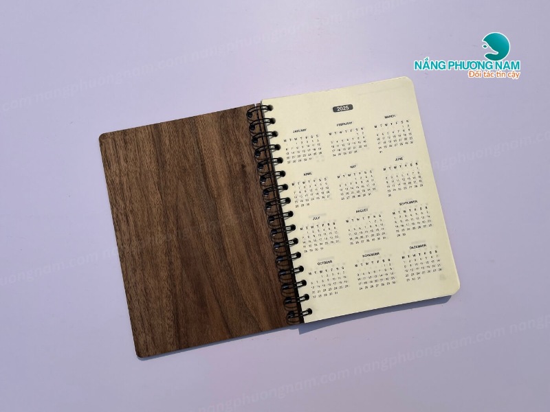 in-so-tay-theo-yeu-cau Sổ tay giấy Couche gáy lò xo