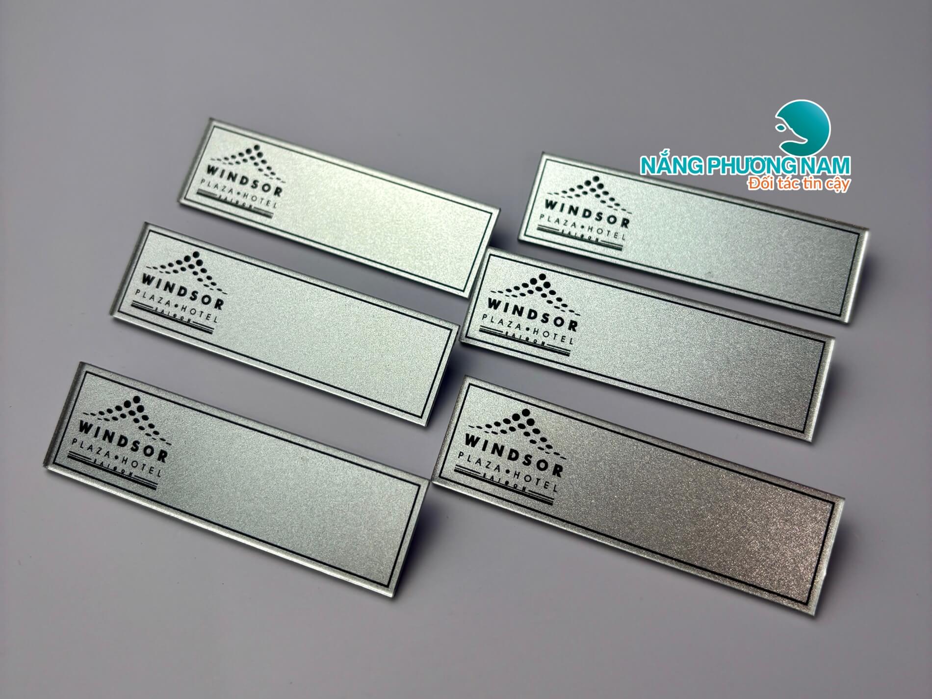 in-the-ten-nhan-vien Bảng tên khách sạn Windsor Plaza