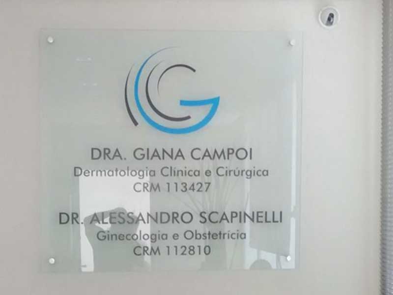 bang-hieu-bang-kinh-gan-tuong Bảng hiệu bằng kính gắn tường