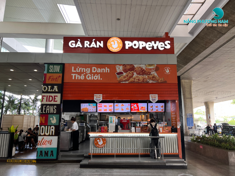 lam-bang-hieu-hop-den-cho-thuong-hieu-ga-ran-popeyes Làm bảng hiệu hộp đèn cho thương hiệu Gà Rán Popeyes
