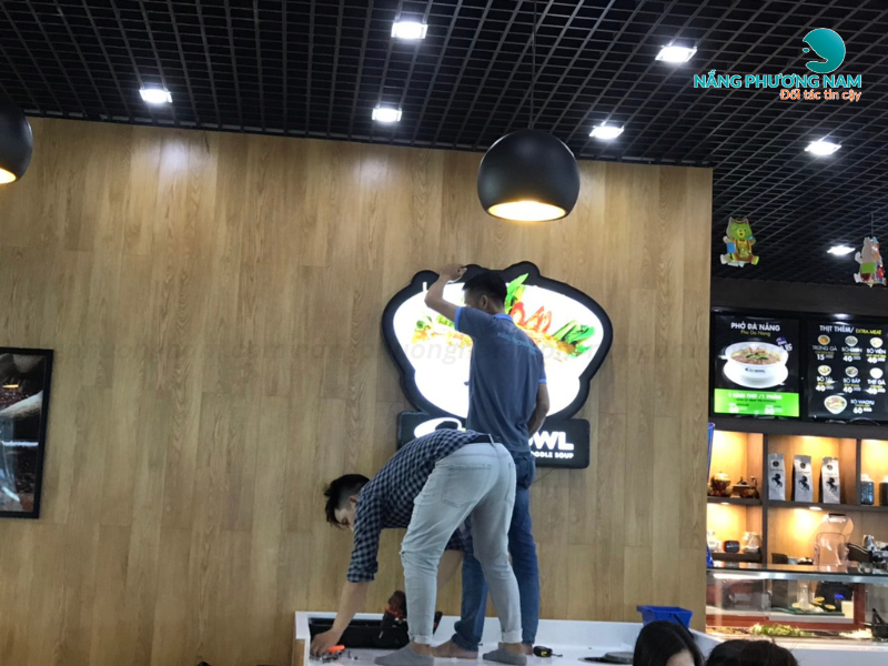 lam-bang-hieu-hop-den-mica Nắng Phương Nam thi công làm bảng hiệu hộp đèn tại Sân Bay