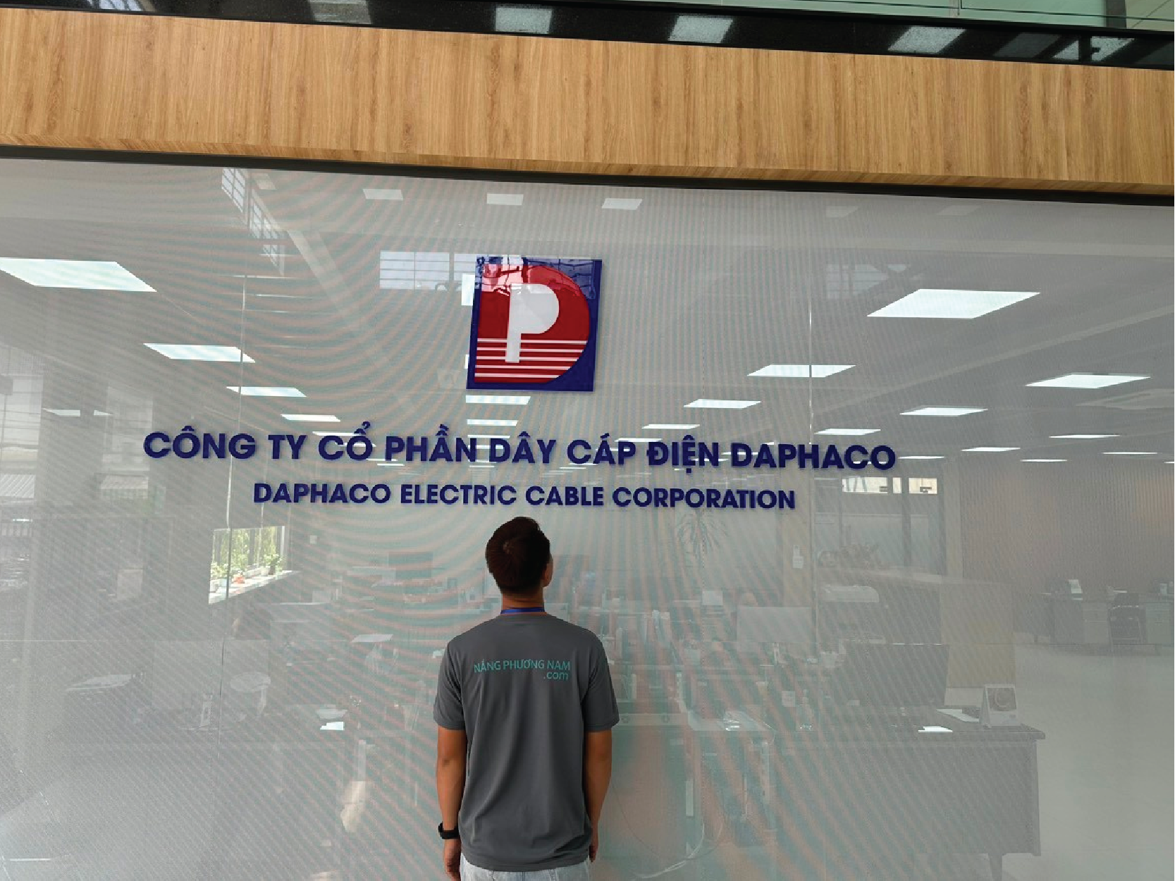 lam bang hieu quang cao chu noi trong nha