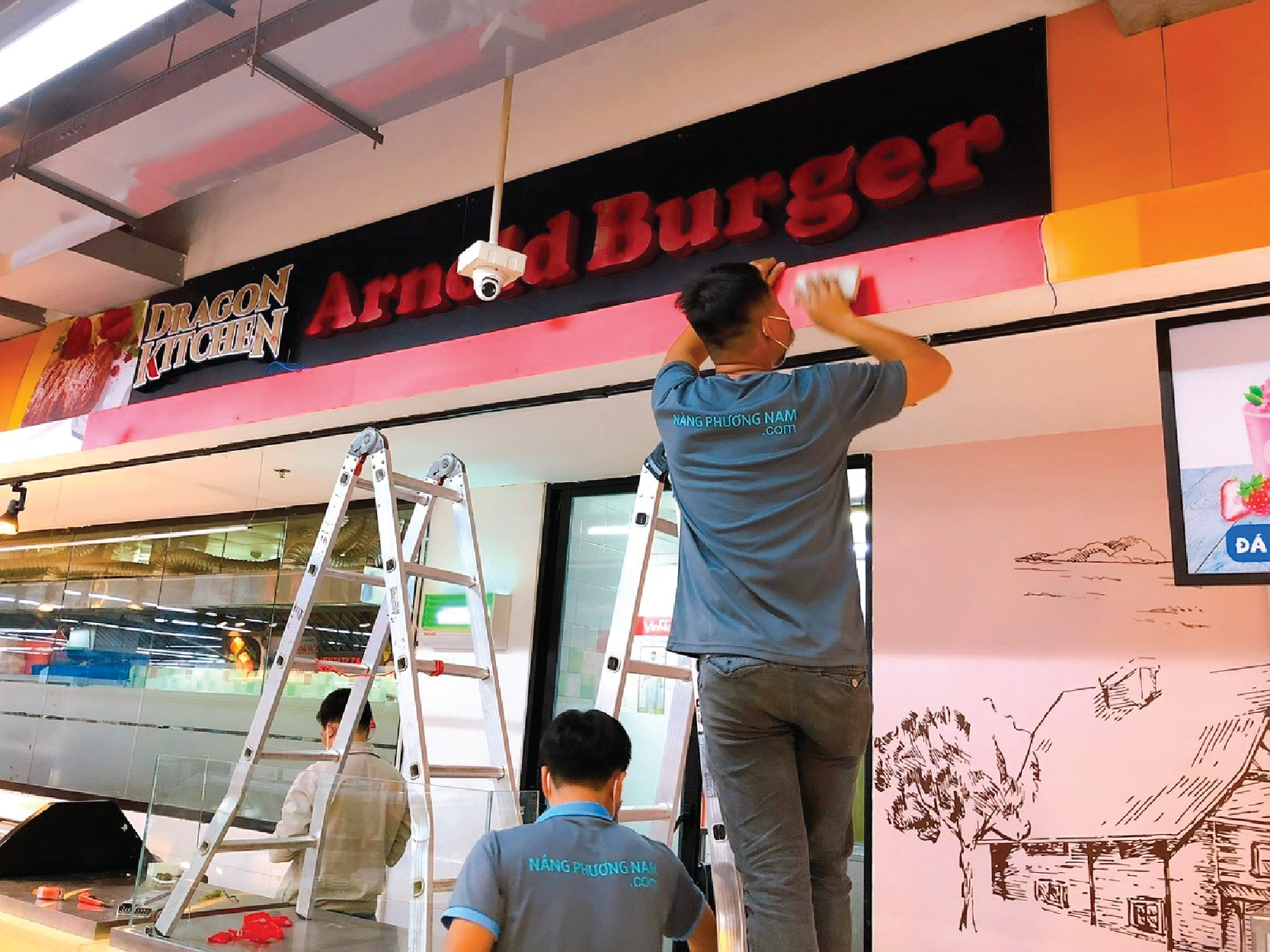 Lam-bang-hieu-quang-cao-chu-noi-trong-trung-tam