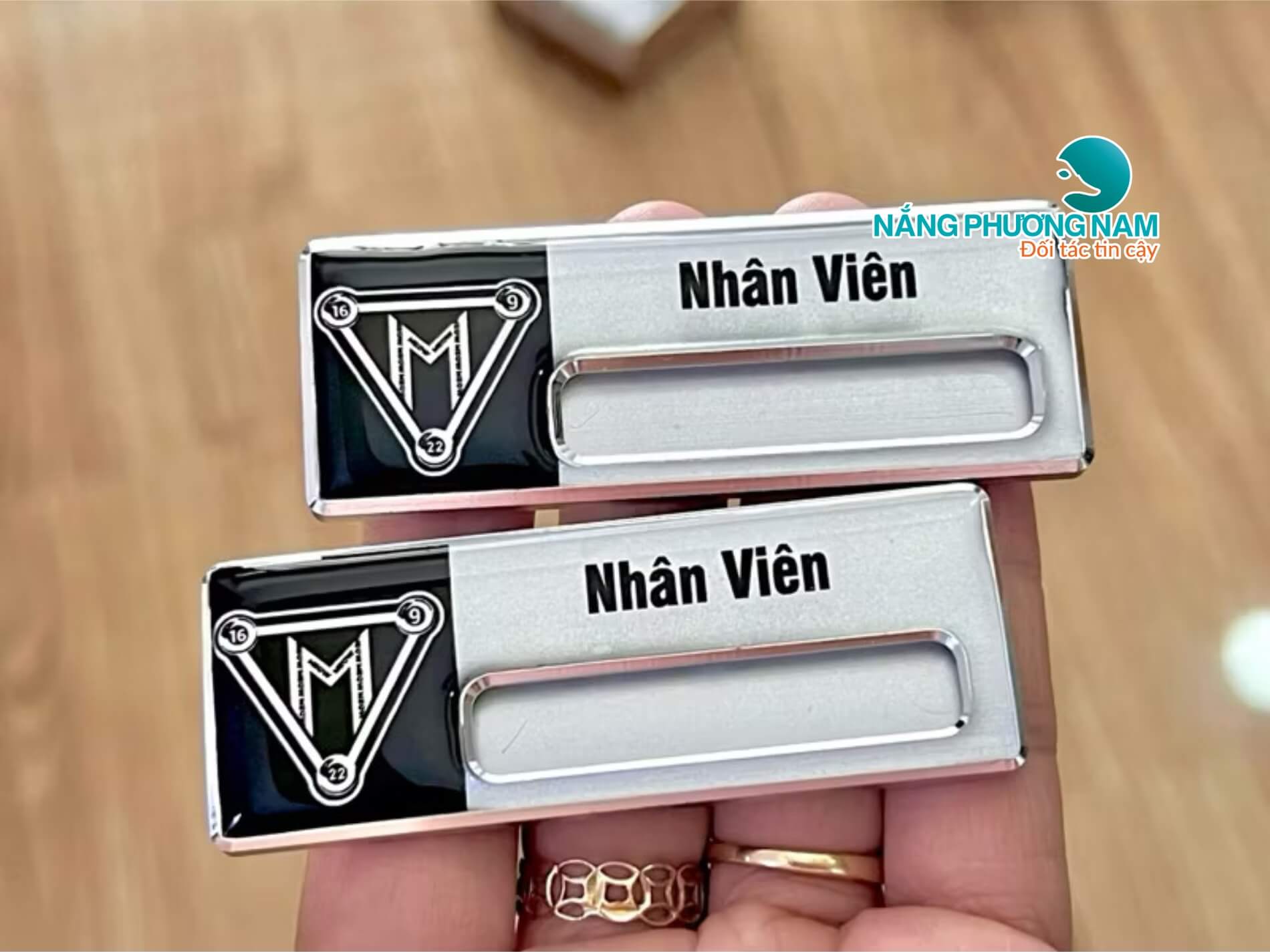lam-bang-ten-nhan-vien Bảng tên nhân viên dành cho các doanh nghiệp