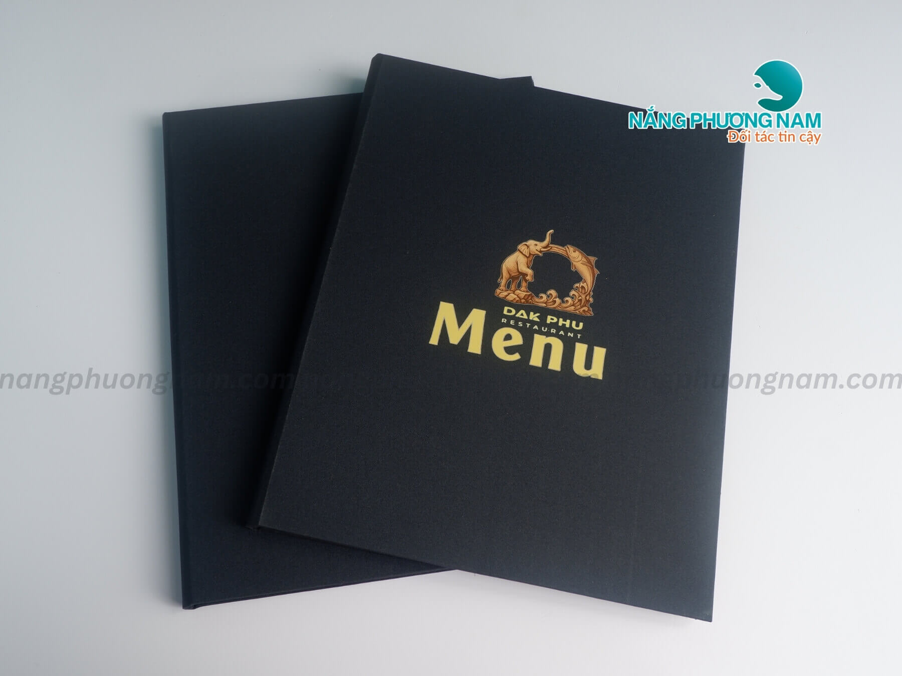 lam-mau-bia-menu-dep Menu bìa vải xanh đen thanh lịch với logo nổi bật của nhà hàng Dak Phu