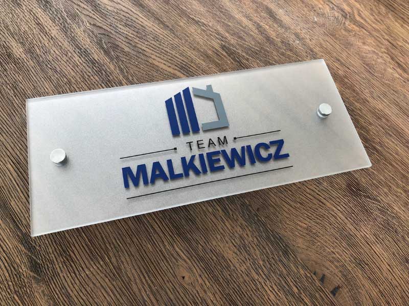 mau-bang-hieu-cong-ty-gan-tuong mẫu bảng hiệu công ty gắn tường