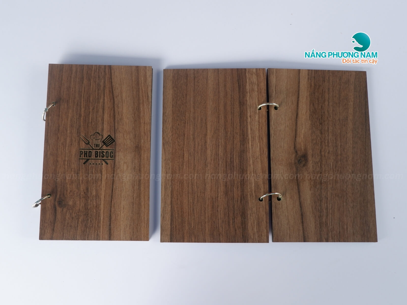 mau-menu-de-ban Thiết kế mẫu menu để bàn bằng gỗ gáy còng tiện lợi