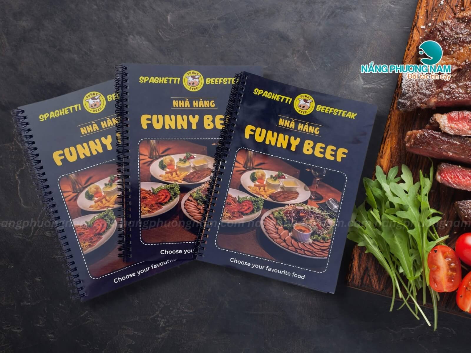 mau-menu-giay-nhua menu giấy nhựa lò xo