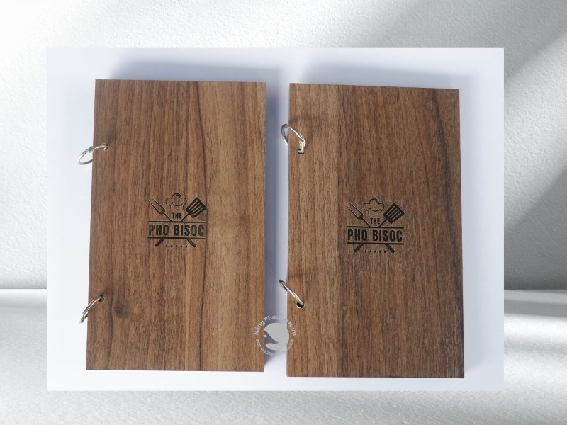 mau-menu-nha-hang-bang-bia-go mẫu thiết kế menu bằng gỗ