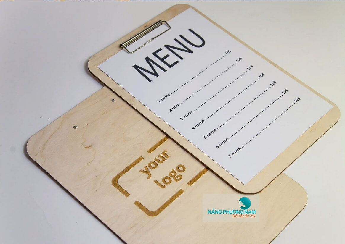 menu-bang-cam-tay Bìa kẹp gỗ menu logo khắc laser