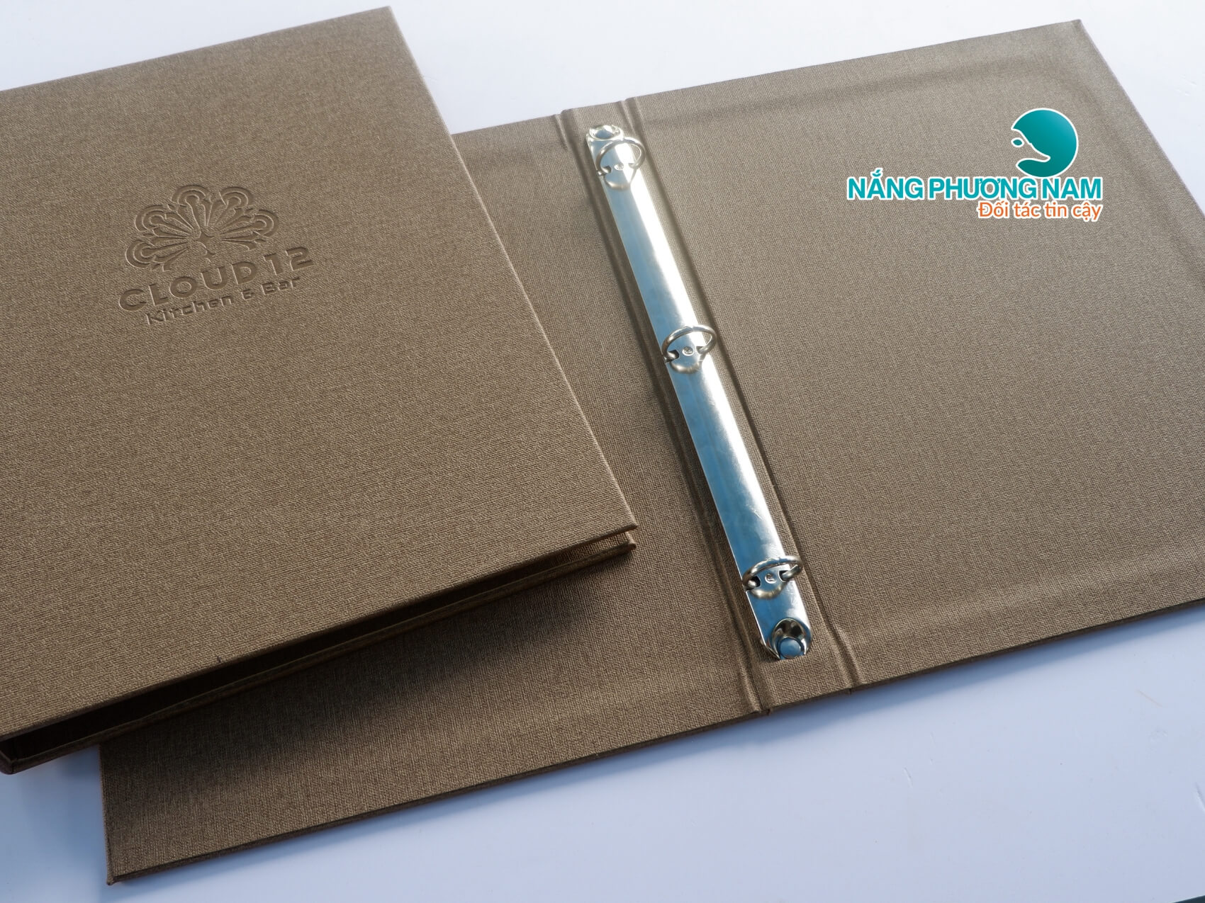 menu-bia-da-logo-dap-chim-gay-cong Thiết kế in ấn menu bìa da đẹp