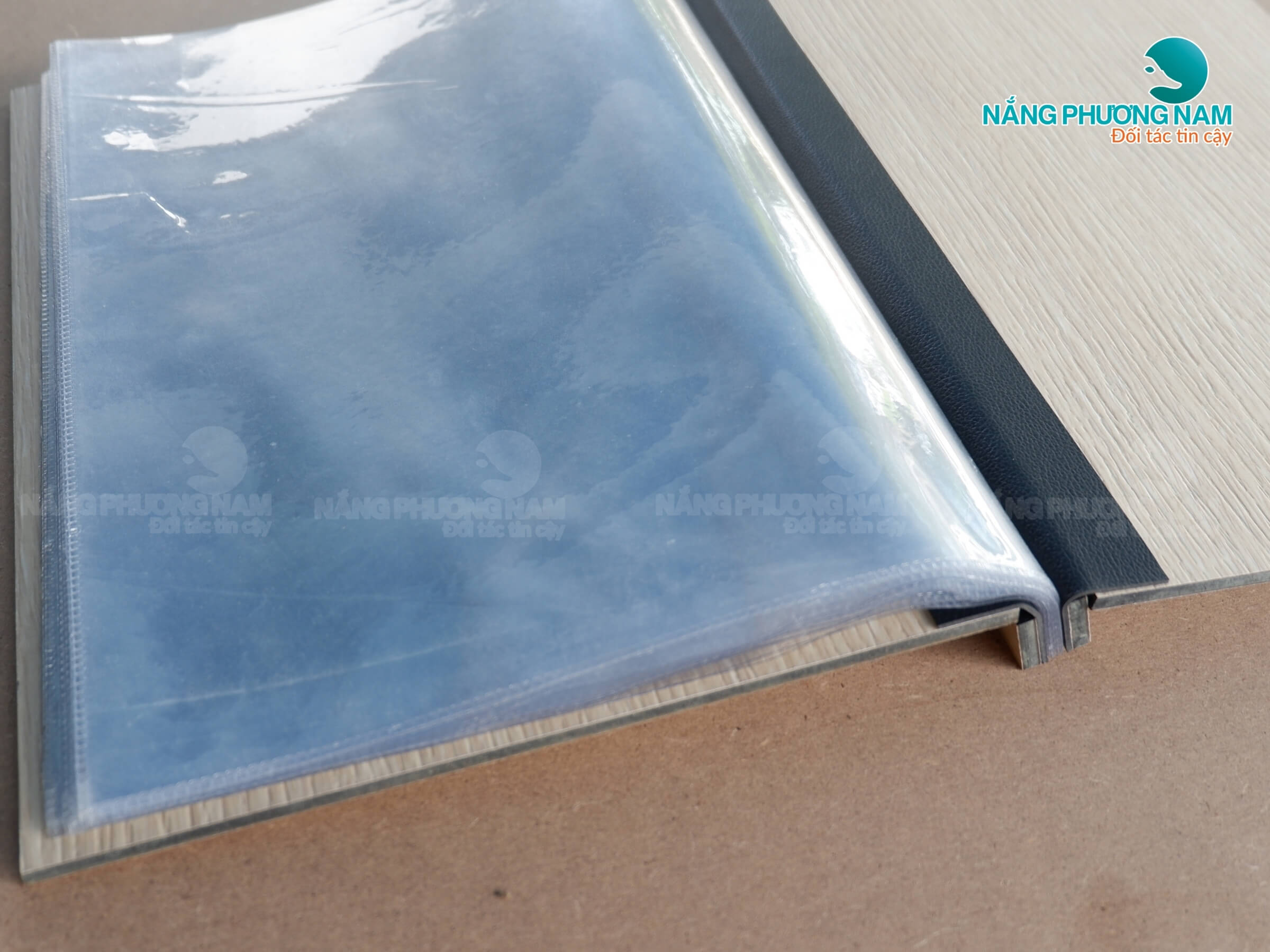 menu-bia-go-tep-nhua-ben Menu bìa gỗ tép nhựa