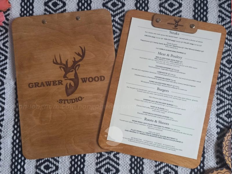 menu-board-bang-go Menu bìa gỗ cầm tay chắc chắn