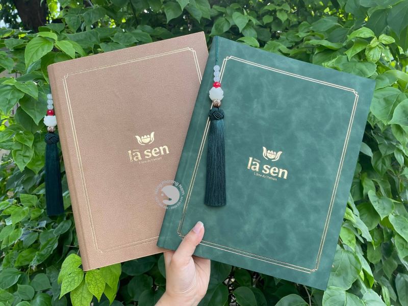 menu-da-ep-kim-dep Mẫu thiết kế menu bằng da ép kim