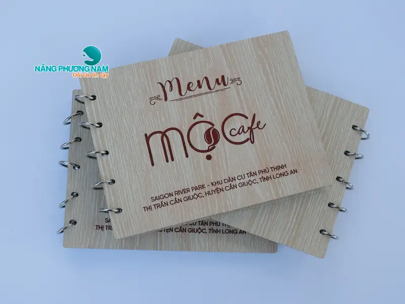 menu-tra-sua-bia-go-an-tuong-cai-nhin-dau-tien Menu trà sữa bìa gỗ ấn tượng từ cái nhìn đầu tiên