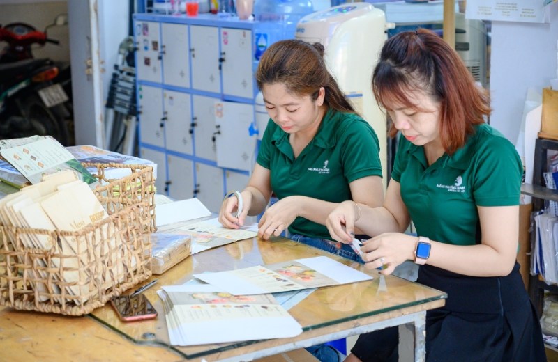 nhan-vien-san-xuat-cong-ty-in-menu xưởng in menu uy tín