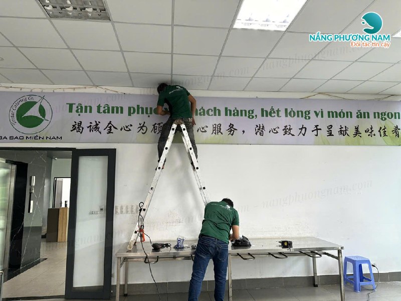 thi-cong-bien-quang-cao-treo-tuong thi công biển quảng cáo treo tường