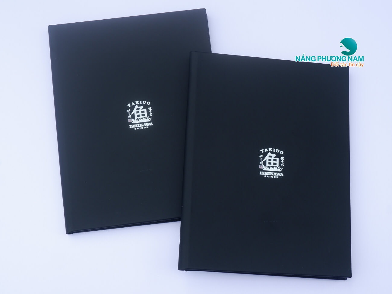 thiet-ke-menu-bang-bia-da Menu bìa da in UV