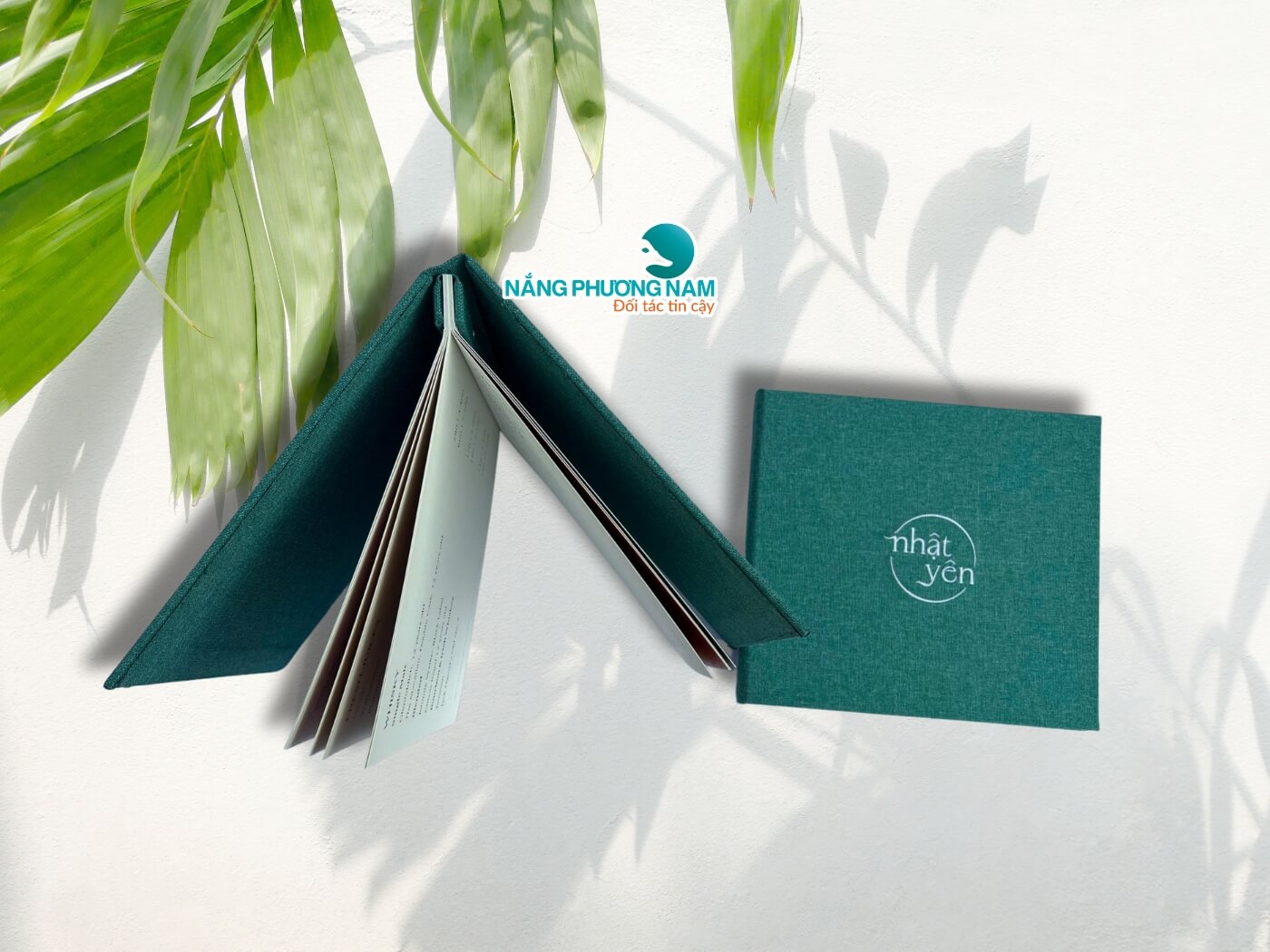 thiet-ke-menu-bang-bia-vai Menu vải gáy ốc vít chắc chắn