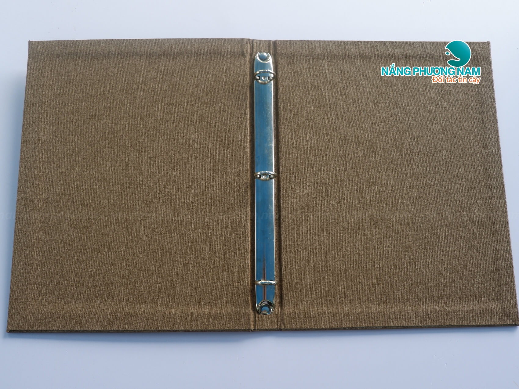 thiet-ke-menu-da-bia-cong Menu bìa da gáy còng