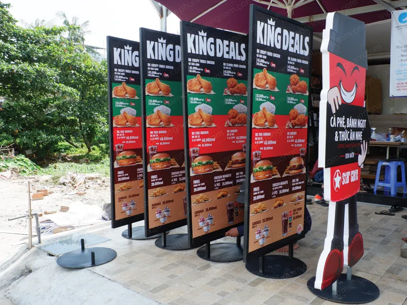 Standee chân sắt