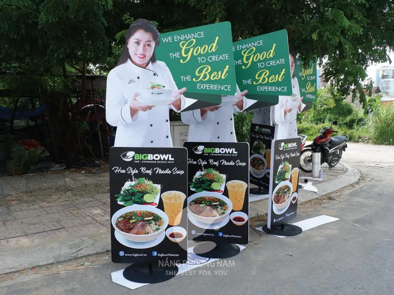Standee chân sắt