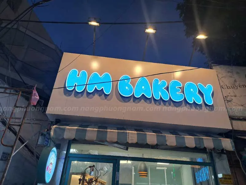 Làm bảng hiệu hộp đèn quảng cáo đẹp, mẫu mới xu hướng năm 2025.