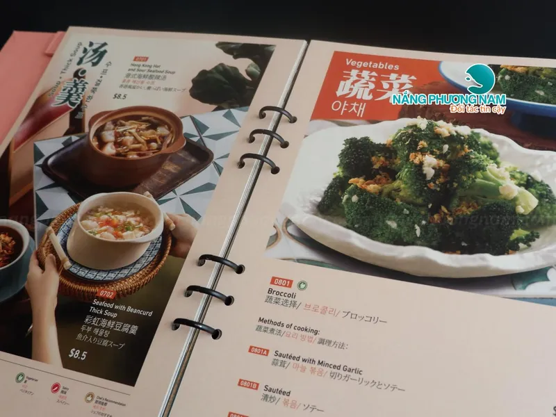 Menu bìa còng – Đẹp, bền, dễ thay đổi, tiết kiệm chi phí.