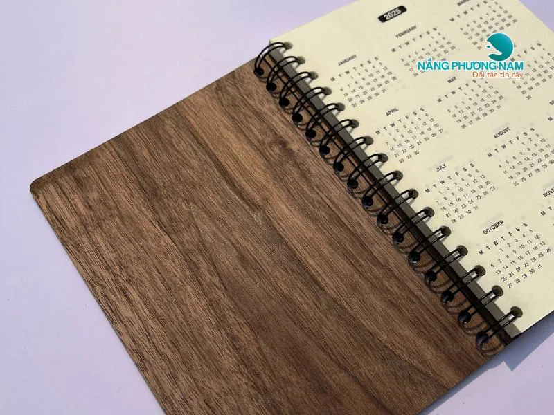 In sổ tay theo yêu cầu - Bìa gỗ bền đẹp, ấn tượng từ cái nhìn đầu tiên