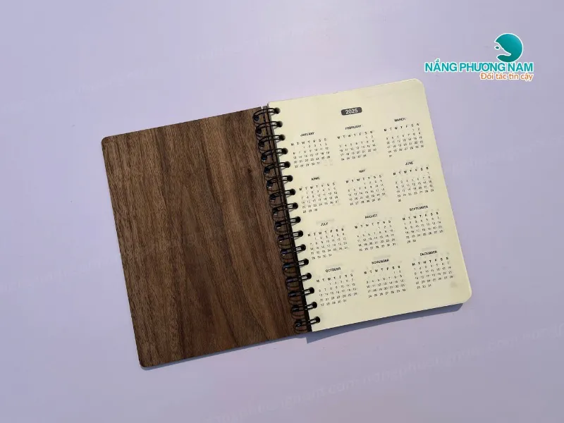 In sổ tay theo yêu cầu - Bìa gỗ bền đẹp, ấn tượng từ cái nhìn đầu tiên