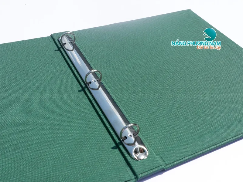 Menu bìa còng – Đẹp, bền, dễ thay đổi, tiết kiệm chi phí.