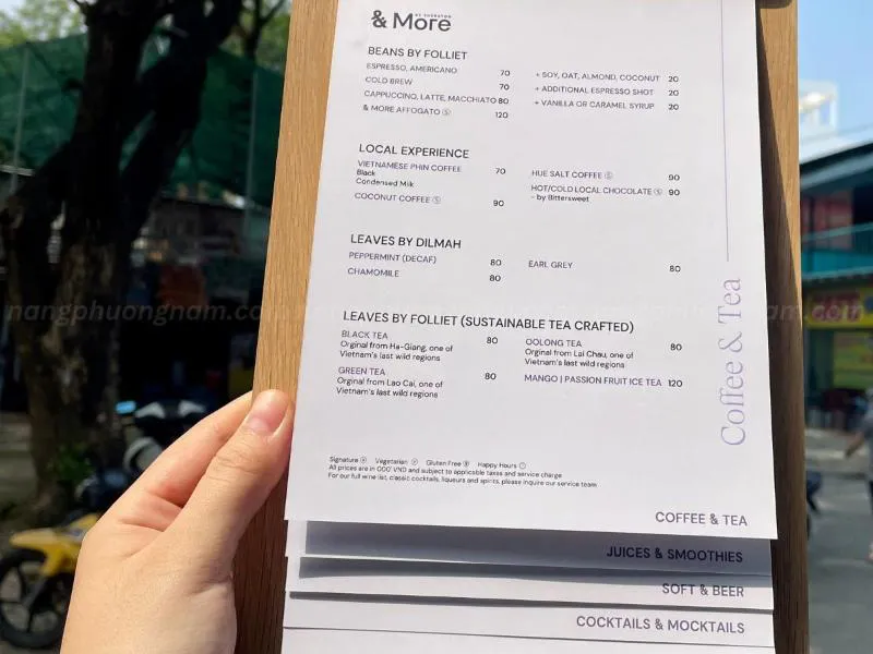 Menu gỗ cầm tay - Chất liệu tự nhiên bền đẹp qua nhiều năm