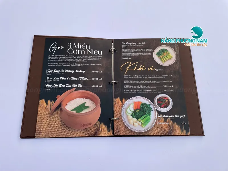 Menu bìa còng – Đẹp, bền, dễ thay đổi, tiết kiệm chi phí.