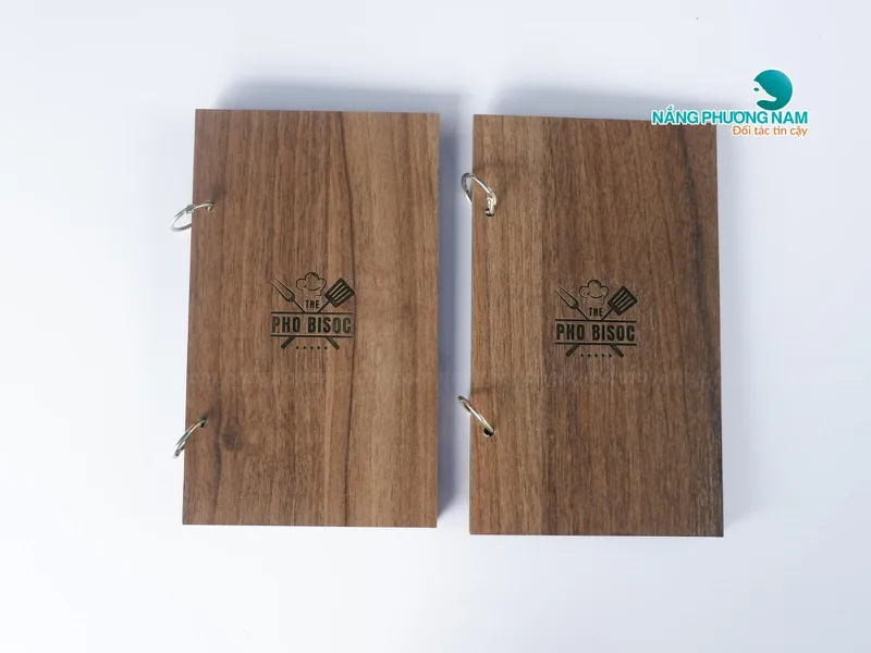 Mẫu Menu Để Bàn Bìa Gỗ – Sự Chỉn Chu Bắt Đầu Từ Chiếc Menu