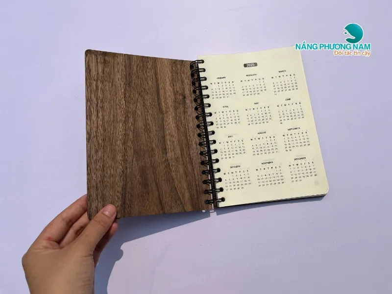 In sổ tay theo yêu cầu - Bìa gỗ bền đẹp, ấn tượng từ cái nhìn đầu tiên